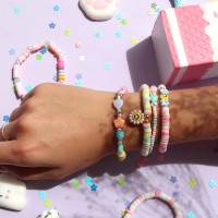 Mélange de perles heishi et breloques