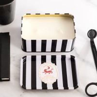 Bougie Black cedar et figue Adopo Boite métallique noir & blanc