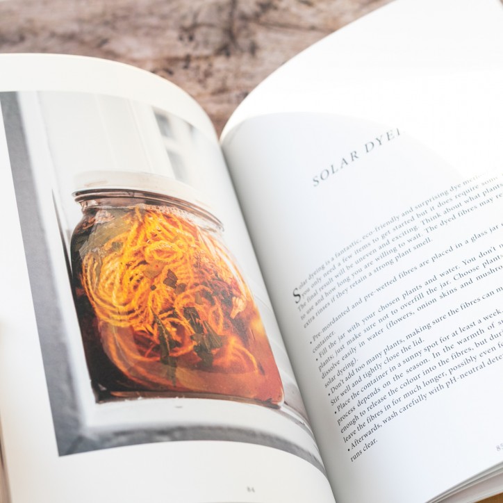 Livre en anglais Dyeing naturally - Emma Kylmälä